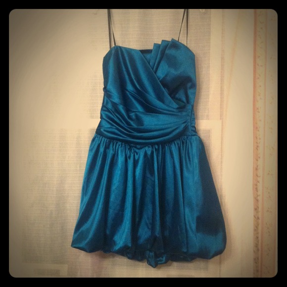 Teal colored strapless dress. Gorgeous.