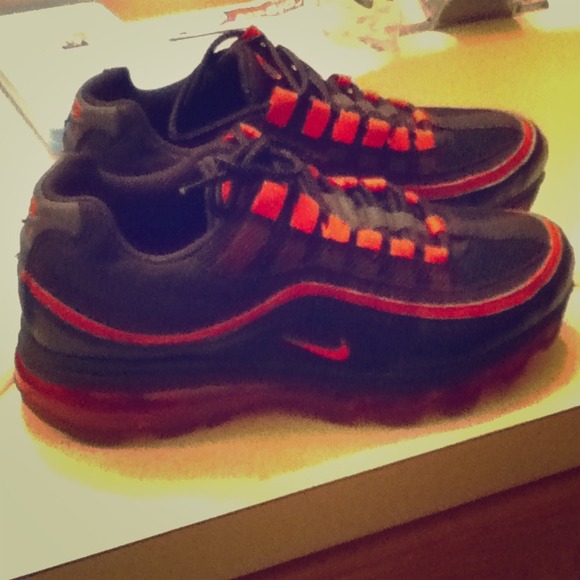 Black n red air max