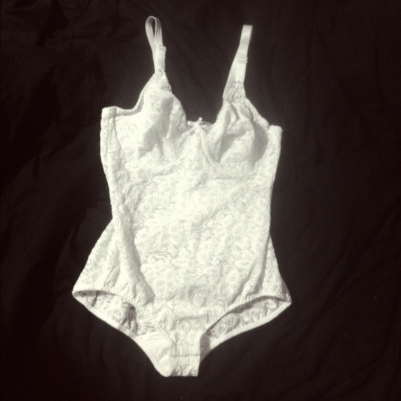 ❌SOLD❌ White lace bodysuit
