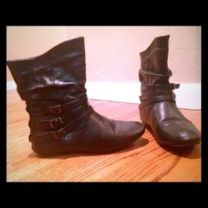 Black booties great for fall!! 🍂🍃