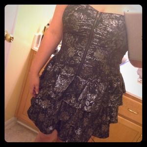 🎀Dynamic Black and Silver floral print dress!💋