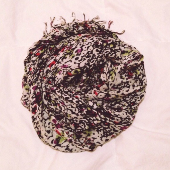 Floral scarf - Picture 3 of 3