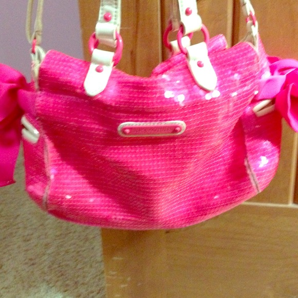 Authentic spring juicy couture purse w side strap.