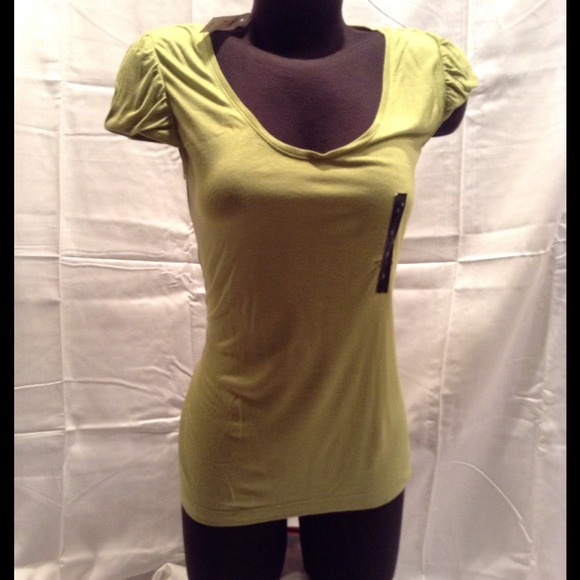 SOLD-💯💰Bundle tops - Picture 2 of 2