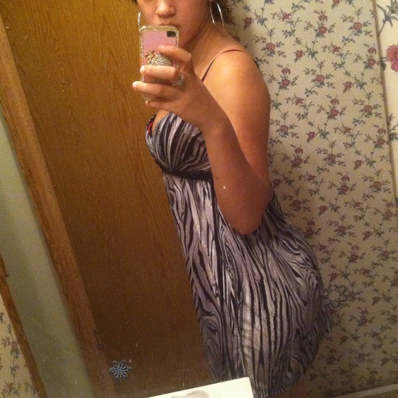 Dress - Picture 3 of 4