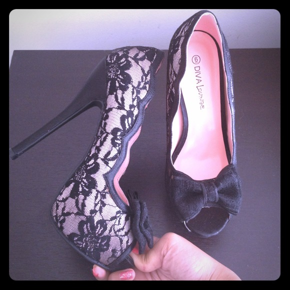 🌟SOLD!!!🌟Nude with black lace peep toe w/ bow..