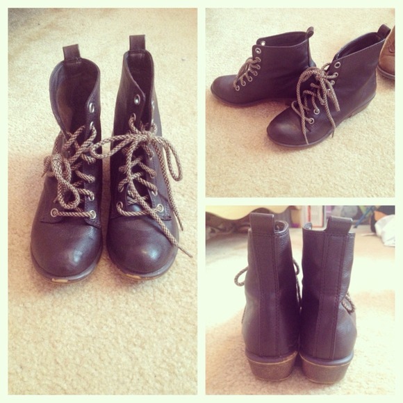 COMBAT BOOTS