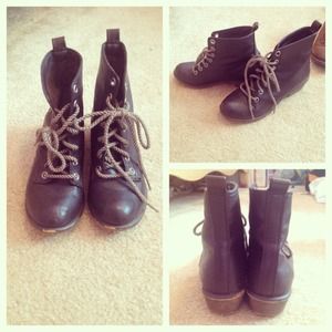 COMBAT BOOTS