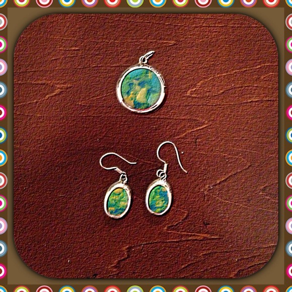 Silver necklace pendant and matching earrings!