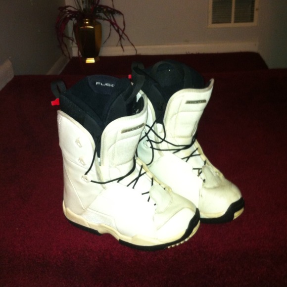 Snowboard boots