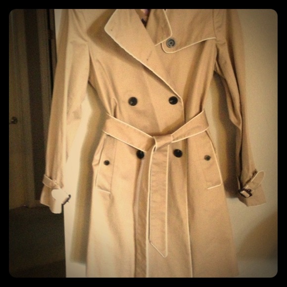 Classy all weather trench!! With beige trim!