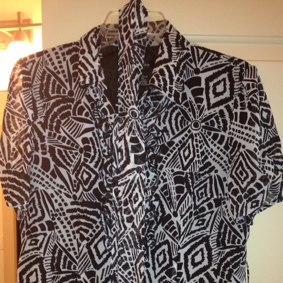 Hot pattern ruffle/belted buttoned-den top