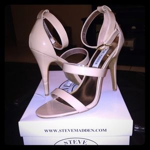 STEVE MADDEN Strappy heel in Blush patent