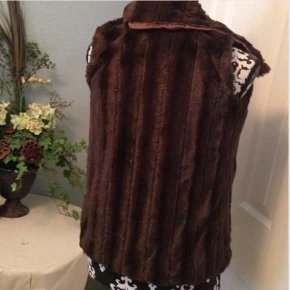 🌹Awesome brown sleeveless faux fur vest. - Picture 3 of 3