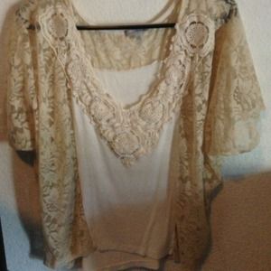 Mid length sleeve shirt.