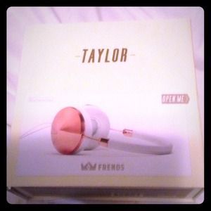 New Taylor Headphones by Frends in Rose Gold