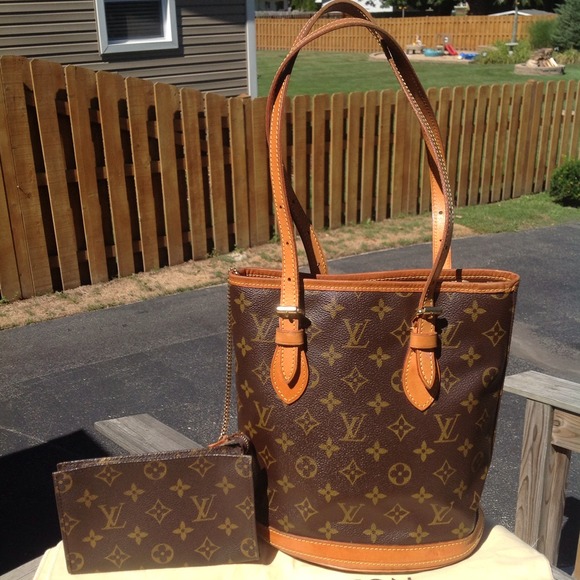 RESERVED 💯% Authentic Louis Vuitton Petite Bucket