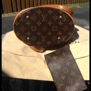 Louis Vuitton Bags - RESERVED π―% Authentic Louis Vuitton Petite Bucket Louis Vuitton Bags - RESERVED π―% Authentic Louis Vuitton Petite Bucket