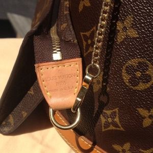 Louis Vuitton Bags - RESERVED π―% Authentic Louis Vuitton Petite Bucket Louis Vuitton Bags - RESERVED π―% Authentic Louis Vuitton Petite Bucket