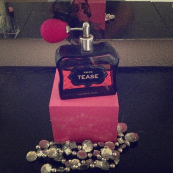 Victoria secret Noir tease perfume