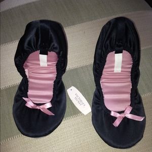 ❌SOLD❌💕 NEW 💕 Victoria's Secret Black Slippers
