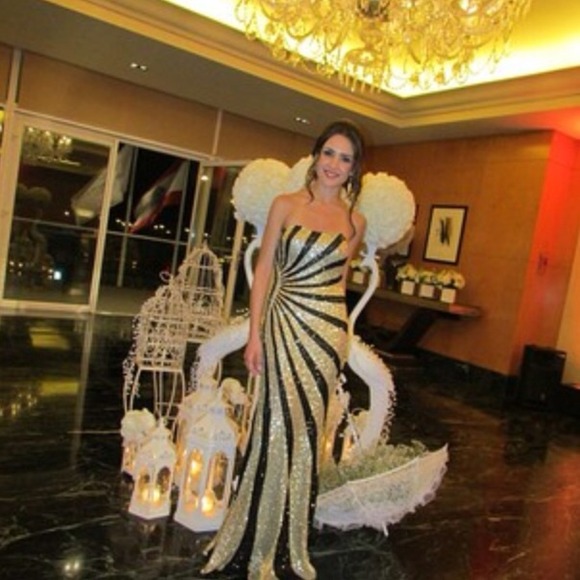 Very elegant black and golden evening/ prom dress!