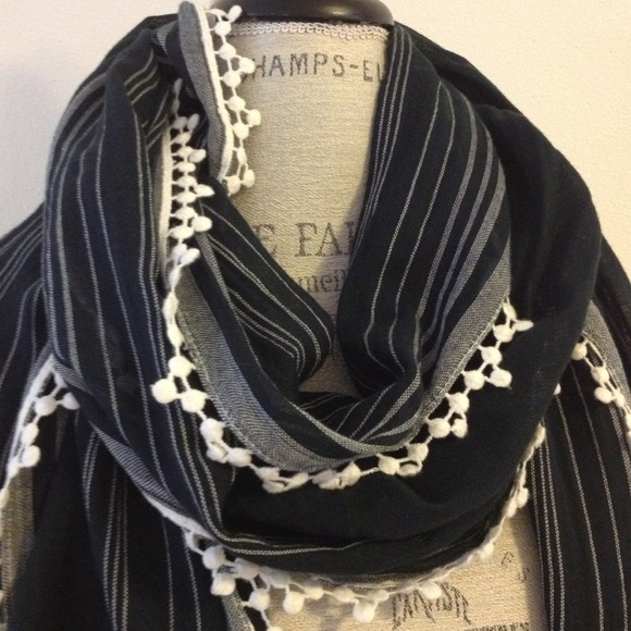 NWOT Scarf - Picture 2 of 3