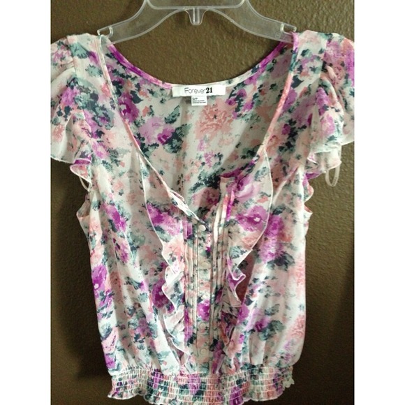 Forever 21 Tops - Light colored flowered print top🌸