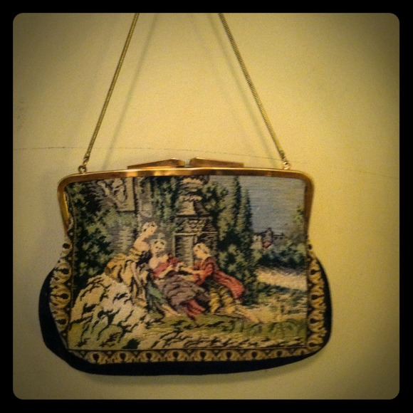 Beautiful vintage tapestry clutch. ⬇️💰⬇️