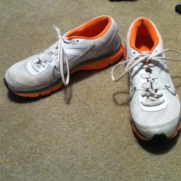 Size 11 Nike running shoe - Picture 1 of 1