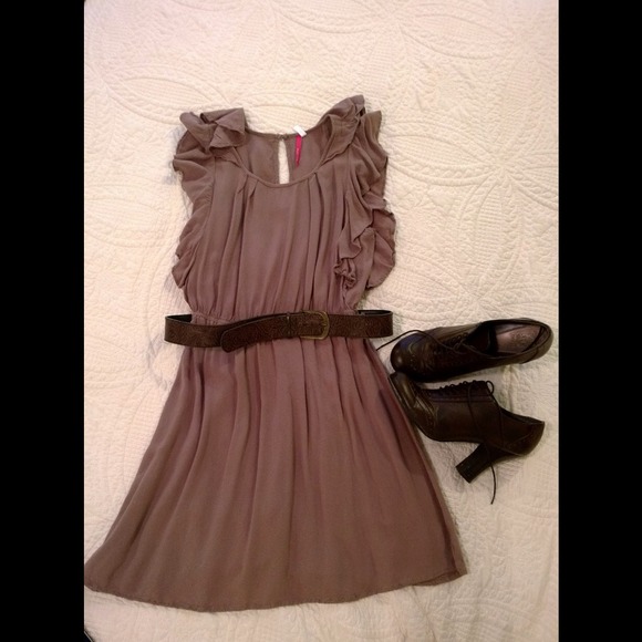 SOLD IN BUNDLE - Adorable brown dress