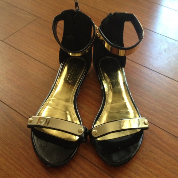 🚫SOLD🚫 ShoeDazzle Gold Strap Sandals