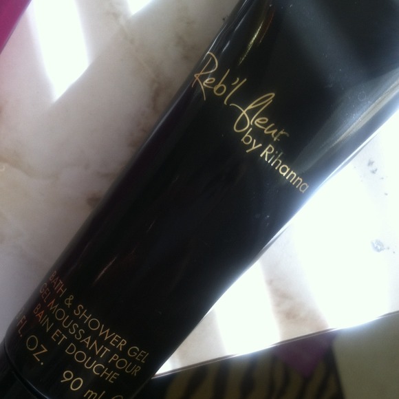 Shower gel & lotion by Rihanna - Picture 2 of 3