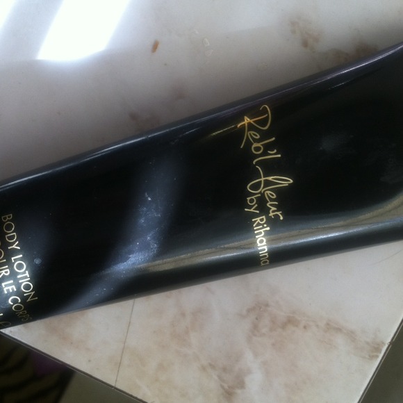 Shower gel & lotion by Rihanna - Picture 3 of 3