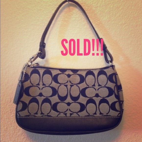 🎀Coach purse.🎀Like new. No scratches.