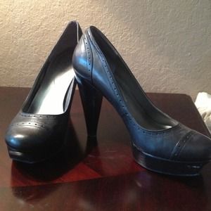 REDUCED Sexy Guess black pumps