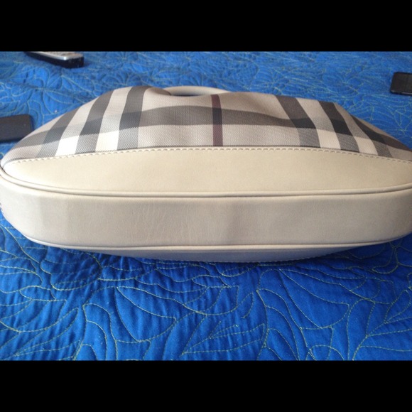 sold. Burberry handbag new with out tag - Picture 2 of 3