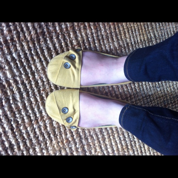 SOLD 🚫 yellow canvas "segment" flats - Picture 2 of 4
