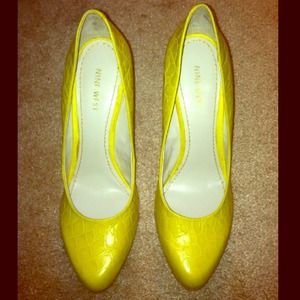 Like new yellow Nine West pump
