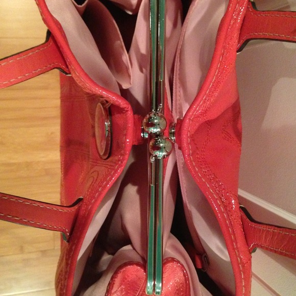 Coach peach patent leather shoulder bag - Picture 2 of 4