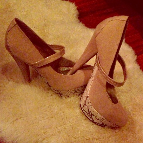 Sexy snake skin pumps 😻