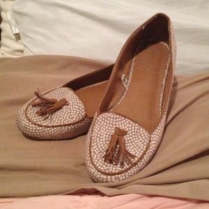Tan and white polka dot loafer!