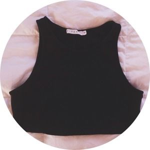 BLACK FITTED CROP TOP