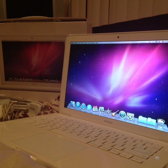 MacBook 13-inch LED- backlit widescreen notebook - Picture 1 of 4