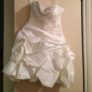 WHITE BEAUTIFUL FORMAL NEEDS SOME CLEANING