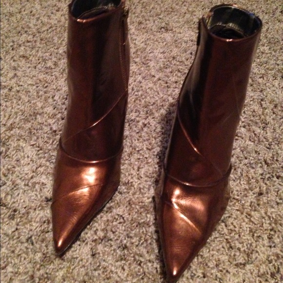 Lunchiny bronze patent leather ankle boot.
