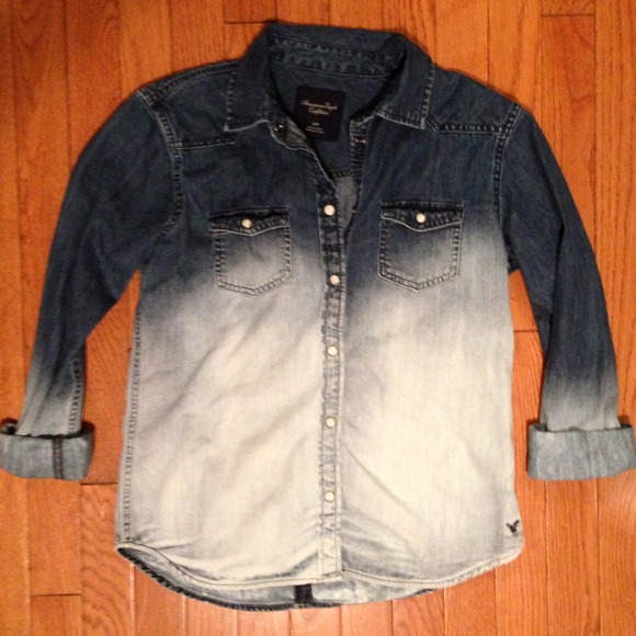 ❗️SOLD❗️american eagle ombre denim button down