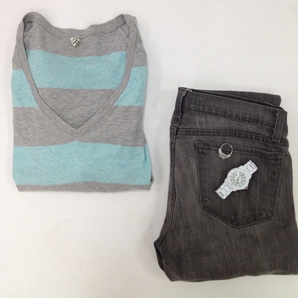 SOLD Aritzia Stripe V-neck Sweater 3/4 Sleeve - Picture 2 of 3