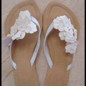 White floral  sandals, size 6