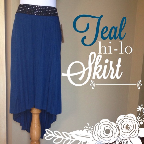 Dresses & Skirts - NWT hi/lo pleated skirt. Teal color